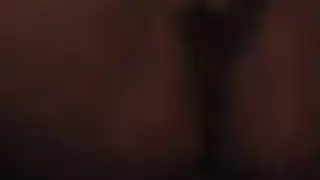 شاب أسود يثبت مؤخرة الشقراء الكبيرة في مشهد صريح