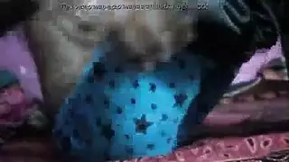عاهرة شقراء تأخذ ثلاثة زبور في فتحاتها