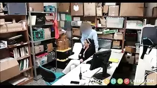 صديقة سمراء يتم القبض عليها وهي تمص بظرها على بث مباشر