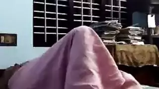 جميلة ناضجة تخلع ملابسها لعمل xxx