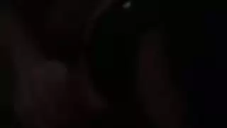 عاهرة آسيوية ساخنة تمزق زيها للعمل الإباحي الصريح