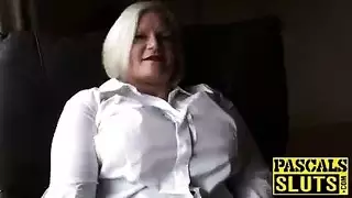 امرأة ناضجة شقراء تأخذ عضو الطبيب لفحص كامل للجسم