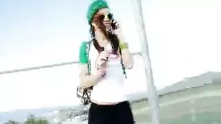  وجه فتاة صغيرة تُجْبَهُ تدريب عنيف على البلع