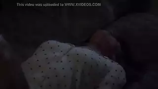 ربة منزل مثيرة تتعرى وتنشر نفسها للجماع الصريح