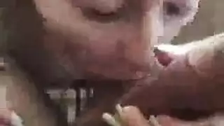 حفلة فم للهواة: شابان يتشاركان قضيباً