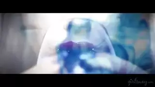 خلته ترعش
