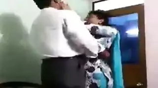 جنس جماعي في منزل فارغ: المدرب وموظفتان في مشهد إباحي
