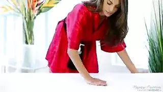 زوجة خجول تعمل مساج مع زبون