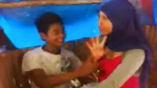 محجبة اندونيسية ترضع زب