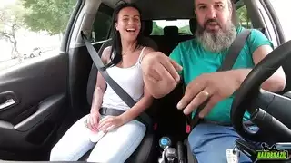 لسانها الماهر يعمل على انتصاب ضخم