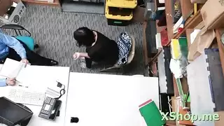 مشهد إباحي: قضيب أسود ضخم يضخ مهبلها
