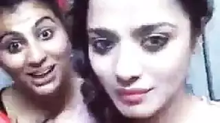عروس مثارة تمتلئ ثقوبها في جنس عنيف