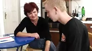 طالب مشاغب يعرض قضيبه الصلب وخصيتيه الناعمتين