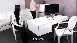 تمص القضيب الكبير لصديقها المفضل حتى يقذف في حلقها