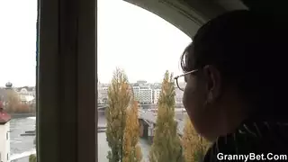 كلاهما لا يستطيع النوم ، لذا يمارس الجنس مع بعضهما البعض