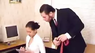 المدير القذر يطلب من الموظفة ان ينيكها ليعطيها القرض