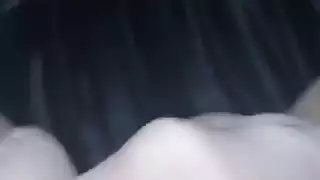 دفعاته القوية تجعلني أئن دون سيطرة