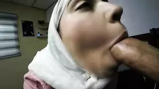 أدخل حلقها بعنف وأطعمها حمولتي اللزجة