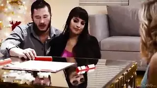 تعذيب الفتيات و قلع ملابسهم الضرب