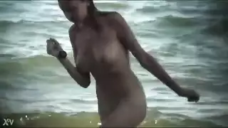 الفتاة الفرنسية المثيرة تأخذه في مؤخرتها بقوة
