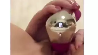 زبانان جائعان وهزاز يخترقون عقلها