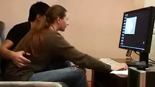 أخت تقنع أخاها بتصوير فيديو جنسي محرم في المنزل
