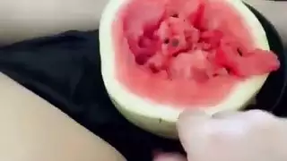 العربية القذرة سنو وايت تداعب الحلوى الكريمية حتى تفرز