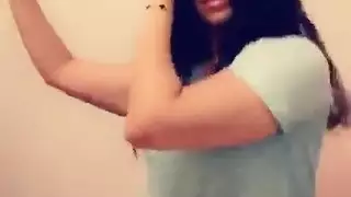 أميرة الصحراء الساخنة تهز مؤخرتها الكبيرة لك