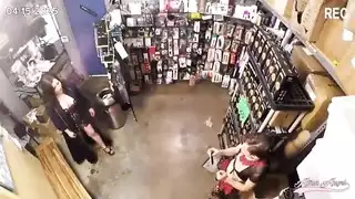 إيلينا أنجل تركب وجهه بعد تحطيم فتحته