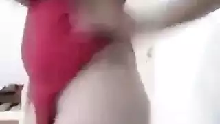 ساقطه عربيه ممتلئه تظهر بزازها الضخمه وتنيك بقسوه