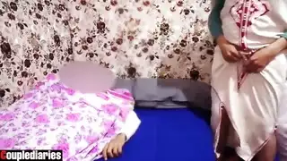 زوجة الحجاب تُنبطح من صديقها وزوجها مش موجود