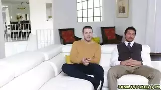 العاهرة الساخنة أليكس تضخ ثقبها الرطب في وليمة عائلية، لا حاجة لقضيب صناعي