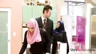 إيلا نوكس مرتدية الحجاب في مشهد جنس صريح لابنة الزوجة