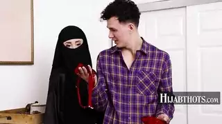 جميلة عربية ساخنة تمارس الجنس بصدرها مع ابن زوجها ثم تبلع منيه