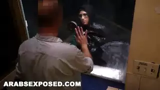 فتاة عربية شقية تقدم مص قوي مقابل الدفع في مكان مريب