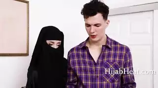 اصطياد الأحلام الرطبة مع غارة سراويل في أكشن جامد