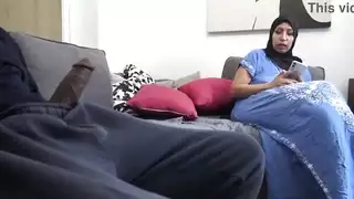 زوجة مسلمة تخلع لباسها الداخلي لعضو أسود ضخم لغريب