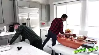 حلق ياسمين الضيق يعمل على قضيب نعومي الغليظ ثم تنزلق عليه لنيك مبلول