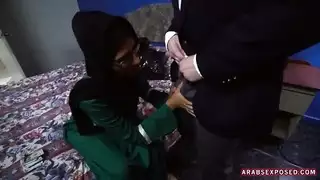 عاهرة يائسة تسيل لعابها لزب سميك في الحلق
