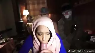خادمة عربية سويدية مثارة في ثلاثي جنسي عنيف