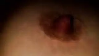 زوج تركي يحاول إغواء زوجته السمينة من خلال اللعب بصدرها وفرجها لقد سجل كل هذا