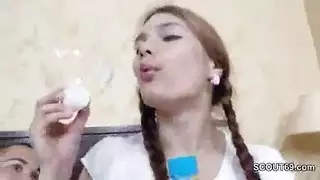 أول مرة نيك في الطيز: مراهقة تصرخ من الاختراق العميق