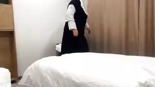 خادمة عربية تنيك عميل الفندق بكِسها المبلل الضيق في الغرفة