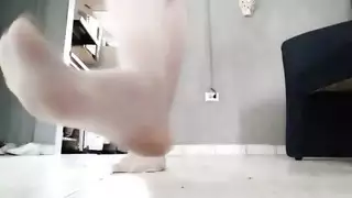 عربي حقيقي ينيكك بقسوة بأصابع قدميه المقيدة بالنايلون الأسود
