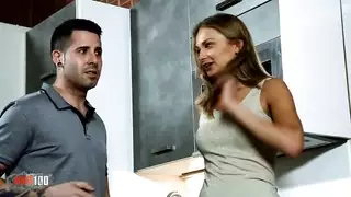ممثلة إباحية شقراء روسية تُمارس الجنس مزدوج وتُغطى بالسائل المنوي