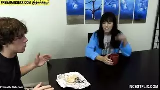 ام تريد إبنه إن يستخدم معاه