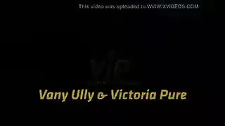 جلسة لعبة قضيب اصطناعي وشرجية مع عاهرة شقراء
