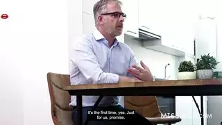 قضيب رجل ناضج يشبع مراهقتين مثيرتين