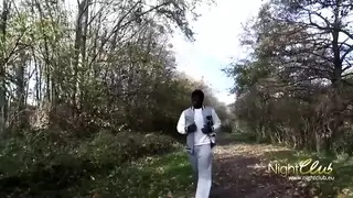 اللحس تحت الطاولة نيك