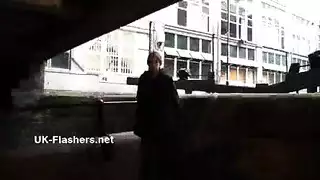 شابة آسيوية غريبة تفتح فتحاتها الضيقة